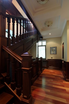 Фото интерьера лестничного холла дома в английском стиле