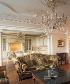 Фото интерьера гостиной квартиры в дворцовом стиле