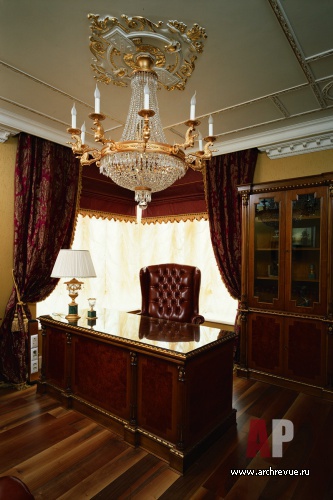 Фото интерьера кабинета квартиры в дворцовом стиле