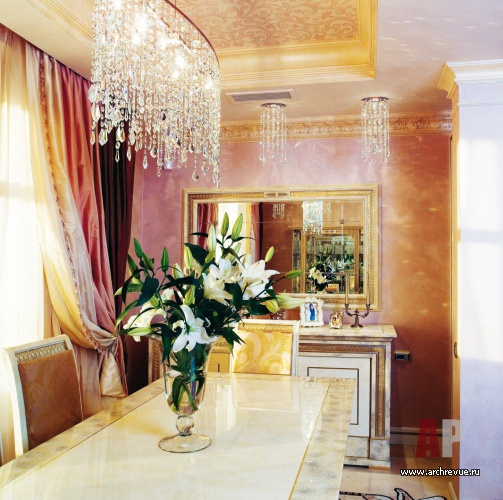 Фото интерьера столовой квартиры в стиле гламур