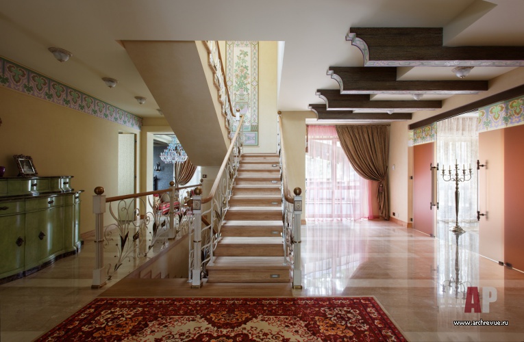 Фото интерьера лестничного холла дома в английском стиле