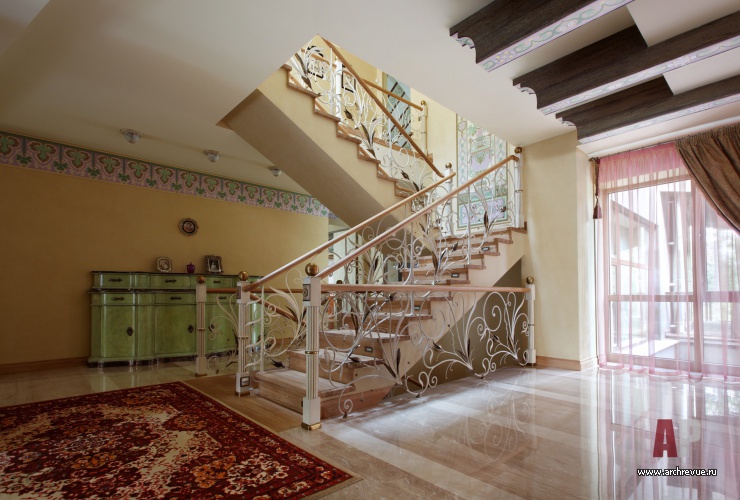 Фото интерьера лестничного холла дома в английском стиле