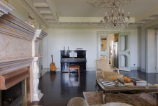 Фото интерьера гостиной квартиры в классическом стиле