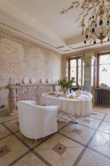 Фото интерьера столовой квартиры в классическом стиле