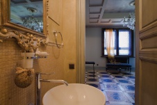 Фото интерьера гостевого санузла квартиры в классическом стиле
