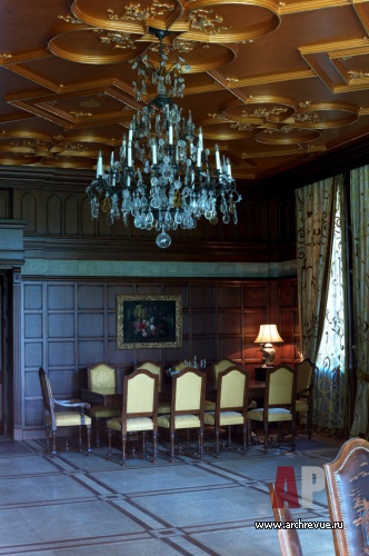 Фото интерьера столовой особняка в дворцовом стиле