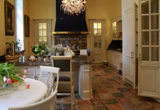 Фото интерьера кухни особняка в дворцовом стиле