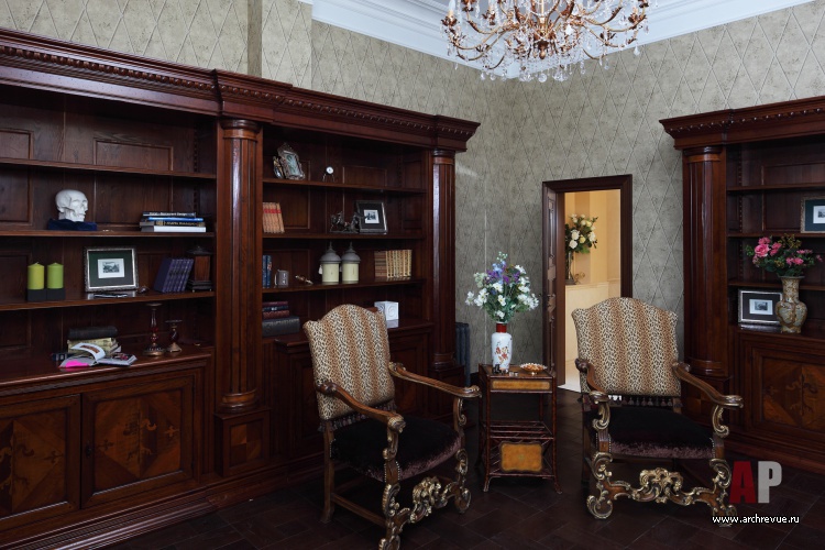 Фото интерьера библиотеки особняка в дворцовом стиле