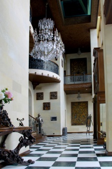 Фото интерьера входной зоны особняка в дворцовом стиле