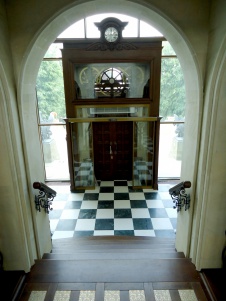 Фото интерьера входной зоны особняка в дворцовом стиле