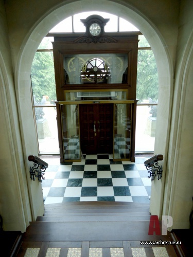 Фото интерьера входной зоны особняка в дворцовом стиле