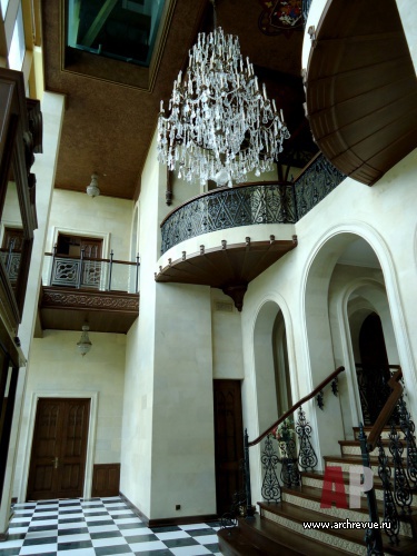 Фото интерьера лестничного холла особняка в дворцовом стиле
