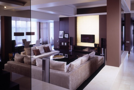 Квартира с золотой стеной и перегородками из бронзового стекла