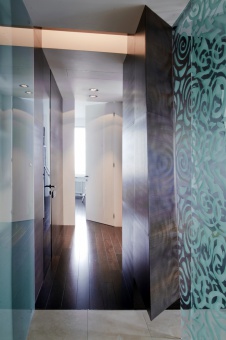 Фото интерьера коридора небольшой квартиры в стиле минимализм