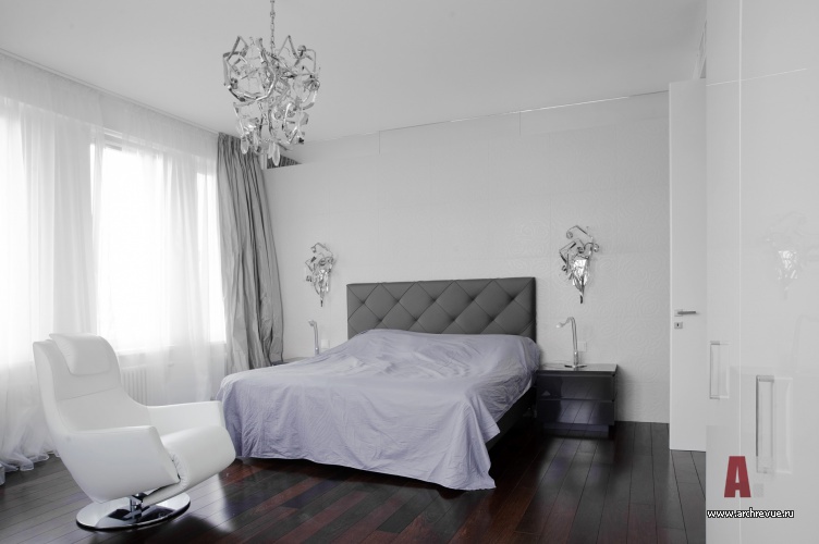 Фото интерьера спальни небольшой квартиры в стиле минимализм