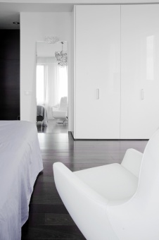 Фото интерьера гардеробной небольшой квартиры в стиле минимализм