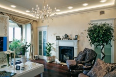 Фото интерьера каминной квартиры в неоклассике