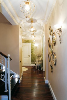 Фото интерьера лестничного холла квартиры в неоклассике